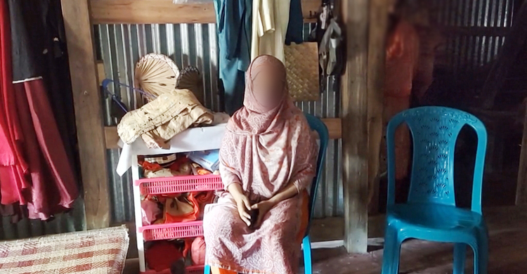 বিয়ের দাবিতে স্কুলশিক্ষকের বাড়িতে তরুণীর অনশন