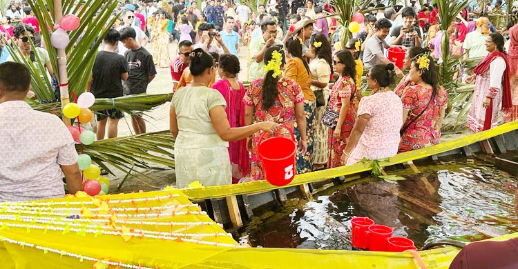 কুয়াকাটায় বর্ষ বরণের উৎসবে মেতে উঠেছে রাখাইন সম্প্রদায়ের তরুণ-তরুণীরা