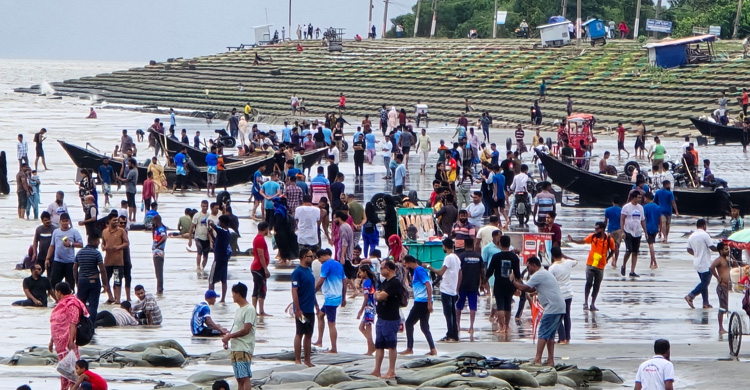 বৈরী আবহাওয়ায় পর্যটকশূন্য কুয়াকাটা