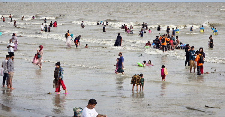 পূজার ছুটিতে কুয়াকাটায় পর্যটকের ঢল