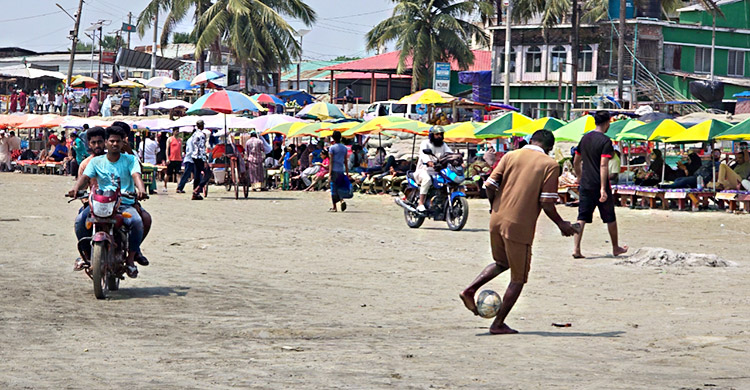 হকার-মোটরসাইকেলের দাপটে অতিষ্ঠ কুয়াকাটা সৈকতের পর্যটকরা