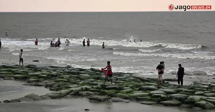 কুয়াকাটায় উত্তাল ঢেউয়ে পর্যটকদের মাতামাতি