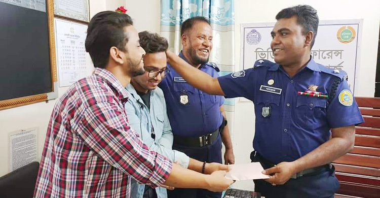 কুড়িয়ে পাওয়া অর্ধ লাখ টাকা থানায় দিলেন বিশ্ববিদ্যালয়পড়ুয়া ২ ভাই