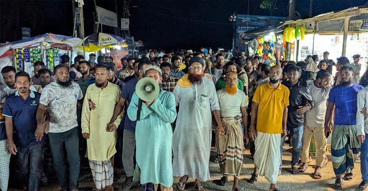 ইউএনও’র বদলির খবরে কলাপাড়ায় আনন্দ মিছিল, মিষ্টি বিতরণ