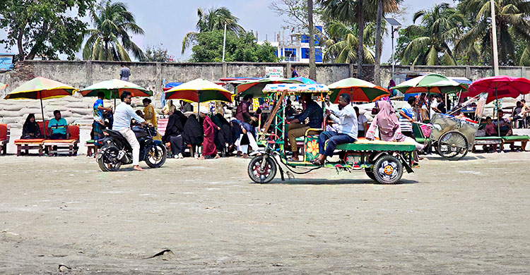 হকার-মোটরসাইকেলের দাপটে অতিষ্ঠ কুয়াকাটা সৈকতের পর্যটকরা