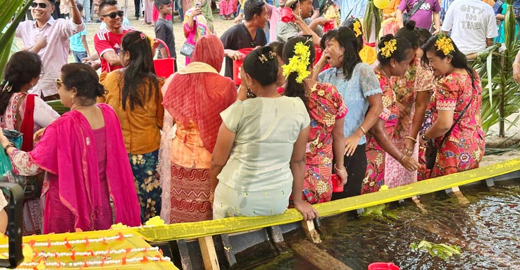 কুয়াকাটায় বর্ষ বরণের উৎসবে মেতে উঠেছে রাখাইন সম্প্রদায়ের তরুণ-তরুণীরা