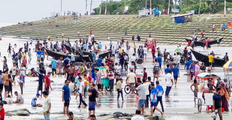 বৈরী আবহাওয়ায় পর্যটকশূন্য কুয়াকাটা