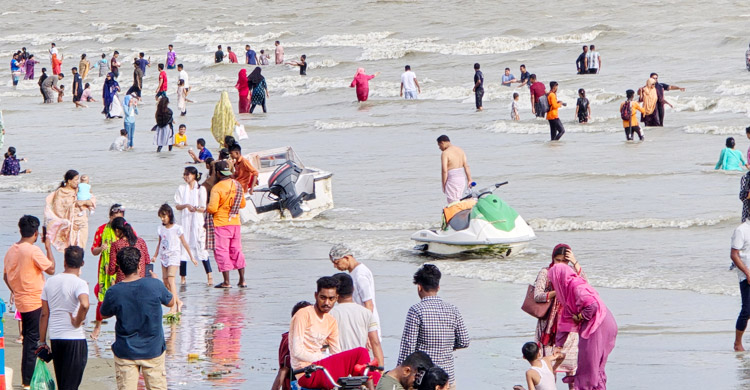 পূজার ছুটিতে কুয়াকাটায় পর্যটকের ঢল