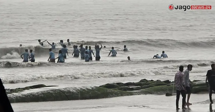 কুয়াকাটায় উত্তাল ঢেউয়ে পর্যটকদের মাতামাতি