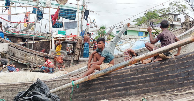 তিন দিনের মাথায় ফের খালি হাতে ফিরতে হলো জেলেদের