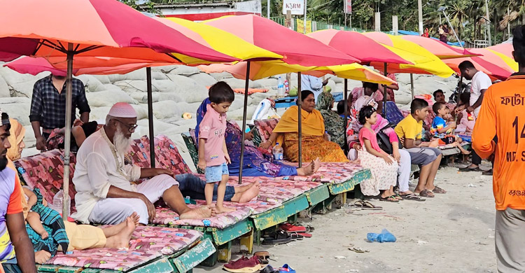 পূজার ছুটিতে কুয়াকাটায় পর্যটকের ঢল