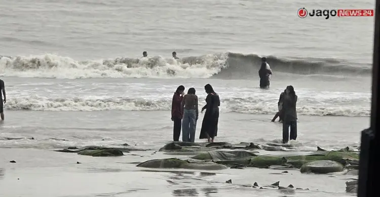 কুয়াকাটায় উত্তাল ঢেউয়ে পর্যটকদের মাতামাতি
