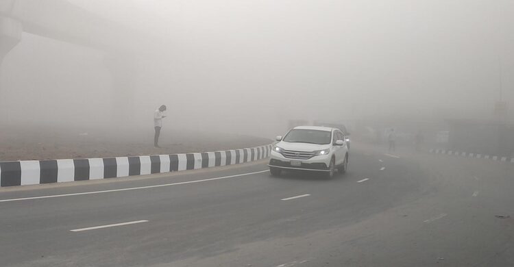 পৌষের সকালে কুয়াশার চাদরে মোড়া রাজধানী