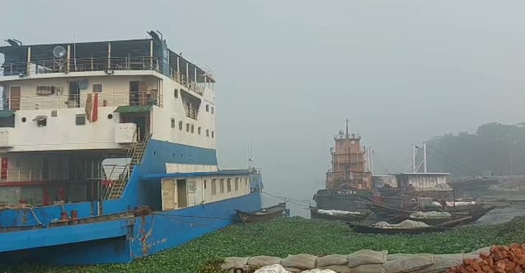ঘন কুয়াশায় শরীয়তপুর-চাঁদপুর রুটে ফেরি চলাচল বন্ধ