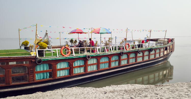 ব্রহ্মপুত্র নদে হাওরের প্রমোদতরি &lsquo;মাস্তুল&rsquo;