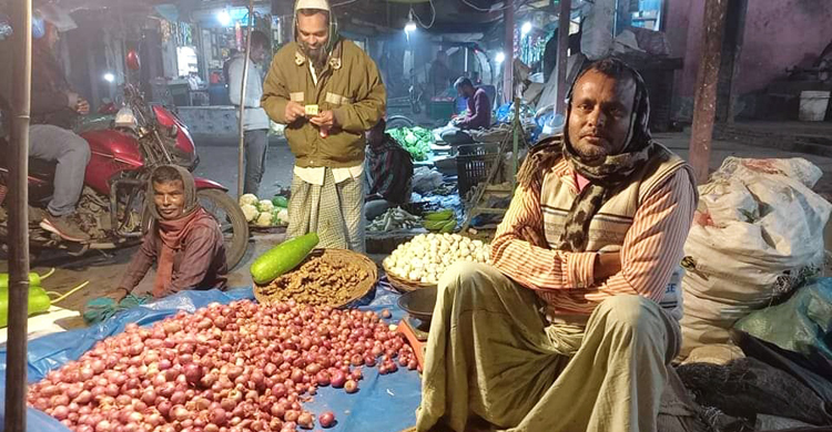 কুড়িগ্রামে পেঁয়াজের কেজি ২৪০ টাকা