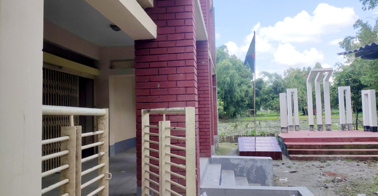 বিদ্যালয়ের মিটার থেকে নিজের বাড়িতে বিদ্যুৎ ব্যবহার করছেন শিক্ষিকা