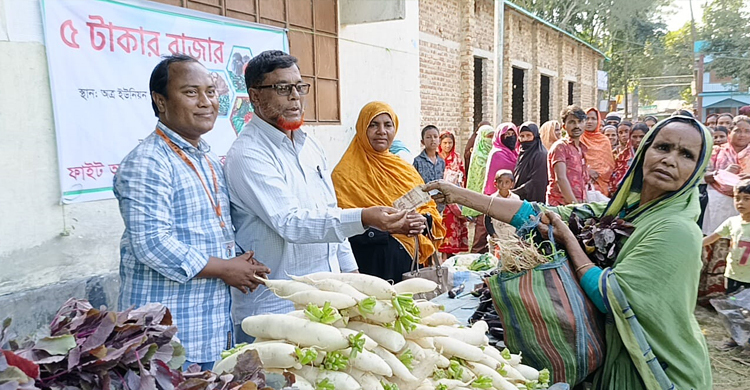 ৫ টাকায় ব্যাগভর্তি বাজার করতে পেরে খুশি নিম্ন আয়ের মানুষ