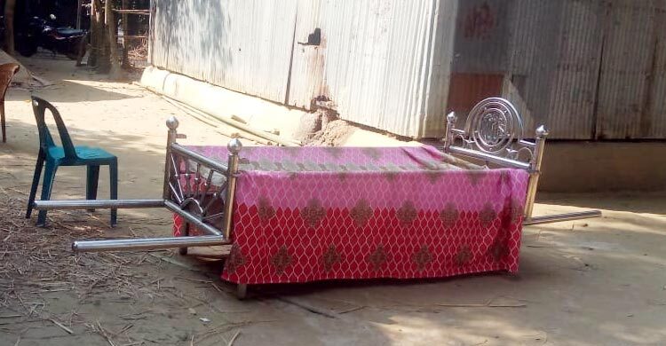 উঠানে বাবার মরদেহ, সম্পত্তির দাবিতে দাফনে বাধা সন্তানদের