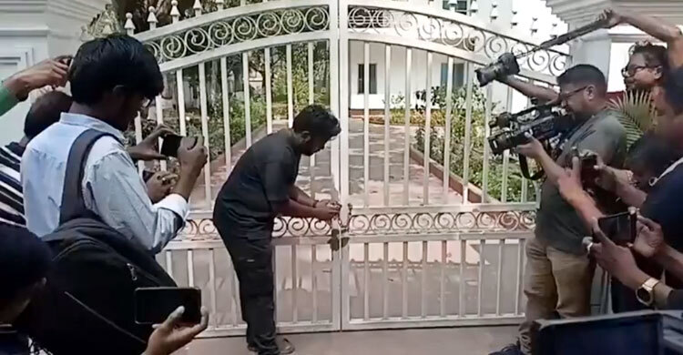 তালা ভেঙে বাসভবনে কুয়েটের ভিসি, ফের তালা ঝোলালেন শিক্ষার্থীরা