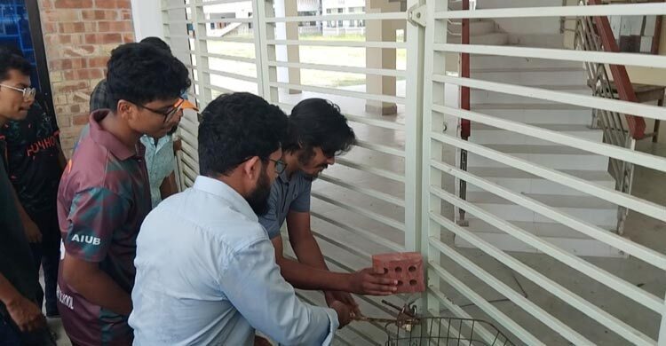 KUET students demand VC’s resignation, enter halls braking locks