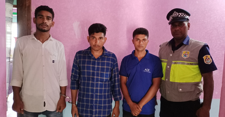 কুয়াকাটায় পর্যটককে মারধর, ৩ যুবক আটক