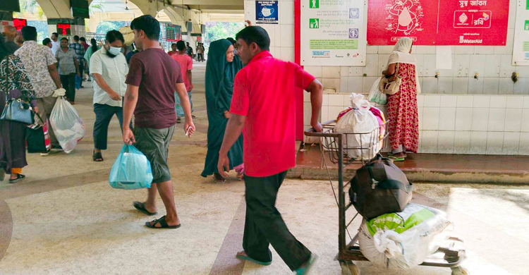 ট্রেনে স্বস্তির ঈদযাত্রা, স্টেশনে কুলির বিড়ম্বনা