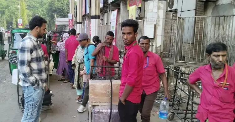 ‘১০০ গজ দূরত্ব না, ৩০০ টাকা ভাড়া চায় কুলি’