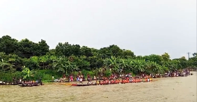 নৌকাবাইচ দেখতে কুমার নদের দুই পাড়ে মানুষের ঢল