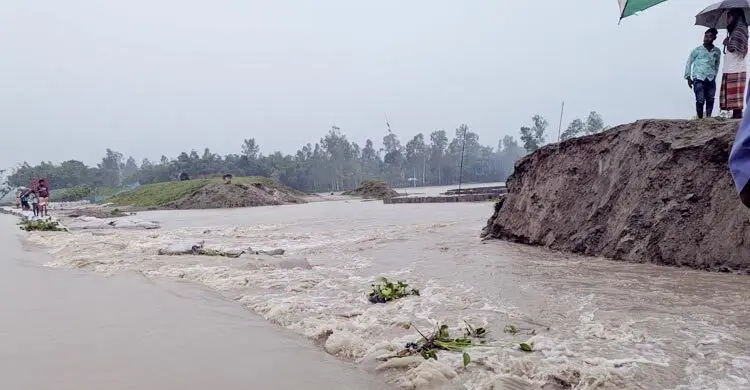 কুড়িগ্রামে বাঁধ ভেঙে পানিবন্দি ২০ গ্রামের মানুষ