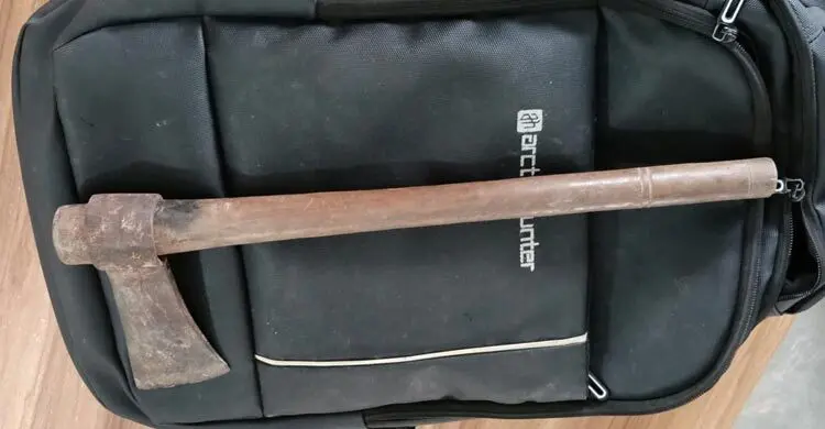 বাউফলে পরীক্ষা কেন্দ্রের বাইরে কুড়ালসহ আটক শিক্ষার্থী