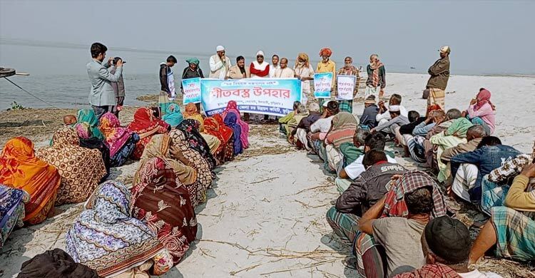 কুড়িগ্রামে চরের দুই শতাধিক মানুষের মাঝে কম্বল বিতরণ