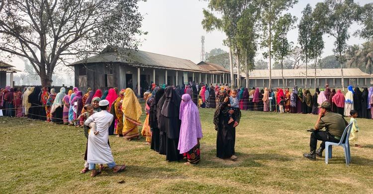 কুড়িগ্রামে নারী ভোটারদের দীর্ঘ লাইন