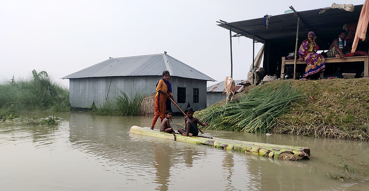 ‘গতমাসে নদী তাড়াইছে, এলা হামাক বানে তাড়ায়’