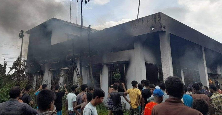 বিস্ফোরণে ভস্মীভূত সৌরবিদ্যুৎ প্রকল্প, অন্ধকারে ৪২০ পরিবার