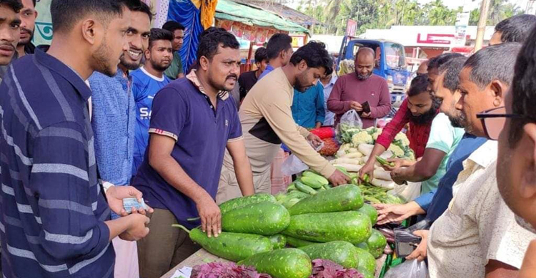 ১-২ টাকা আঁটি শাক বিক্রি করছে ছাত্রলীগ