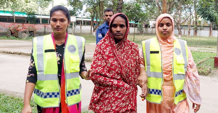 টয়লেটের সামনে থেকে সরে দাঁড়াতে দেরি হওয়ায় গৃহবধূকে পিটিয়ে হত্যা