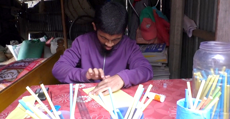 পরিবেশবান্ধব কলম তৈরি করে স্বাবলম্বী হওয়ার স্বপ্ন হাসানুরের