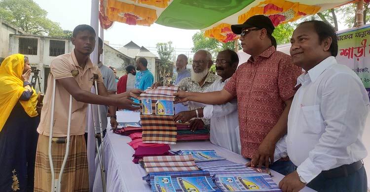 কুড়িগ্রামে ১০ টাকায় মিলছে শাড়ি-লুঙ্গি