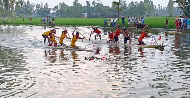 কুড়িগ্রামে ভেলাবাইচে মাতলো এলাকাবাসী