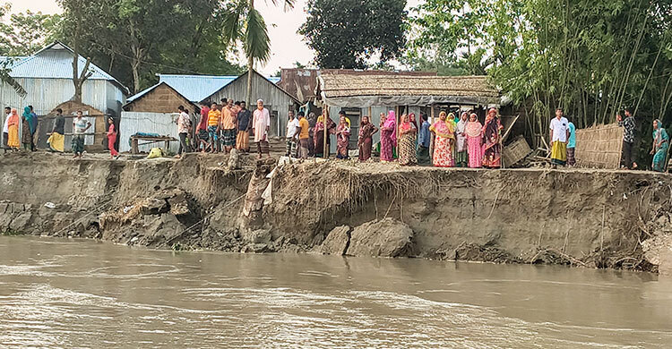 একপাশে ভারত সীমান্ত আরেক পাশে নদীভাঙন, মাঝখানে অসহায় গ্রামবা