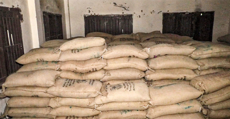 অসচ্ছল নারীদের খাদ্য সহায়তায় দেওয়া হলো ১৭ মেট্রিক টন নষ্ট চাল
