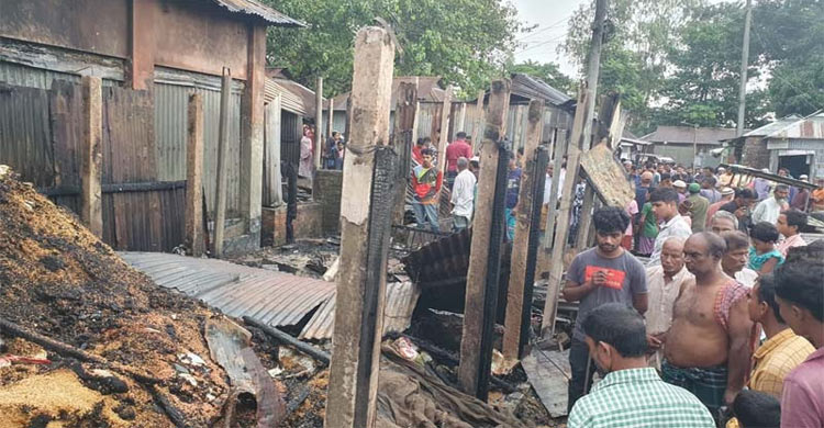 কুড়িগ্রামে বাজারে আগুন, ৮ দোকান পুড়ে ছাই