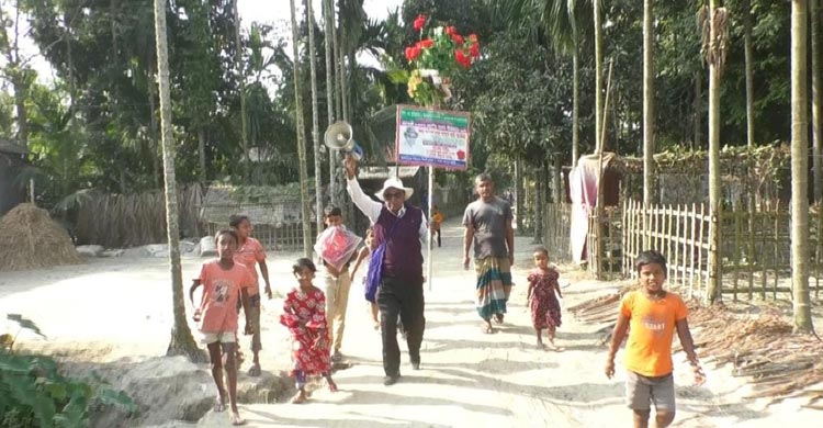 মাইক হাতে হেঁটে হেঁটে প্রচারণায় এমপিপ্রার্থী ‘হাই মাস্টার’