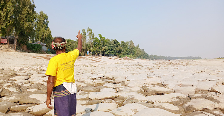 &lsquo;নদী মারার&rsquo; প্রকল্পে দুধকুমার এখন মৃতপ্রায়