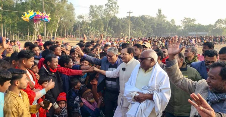 ঐতিহ্যবাহী ঘোড়দৌড় প্রতিযোগিতা দেখলেন কয়েক হাজার দর্শক