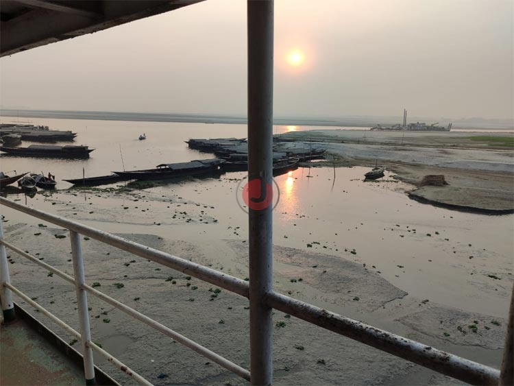 নাব্য সংকটের অজুহাতে কাটছে না ২০ জেলার মানুষের দুর্ভোগ