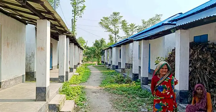 আশ্রয়নের ঘর এখন পরিত্যক্ত জনপদ