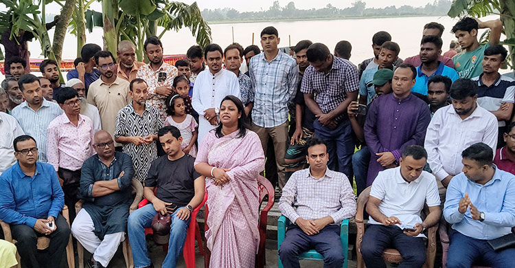 একপাশে ভারত সীমান্ত আরেক পাশে নদীভাঙন, মাঝখানে অসহায় গ্রামবাসী