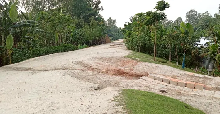 কোটি টাকার বাঁধ কেটে বালুর মহাসড়ক, ঝুঁকিতে তীররক্ষা প্রকল্প